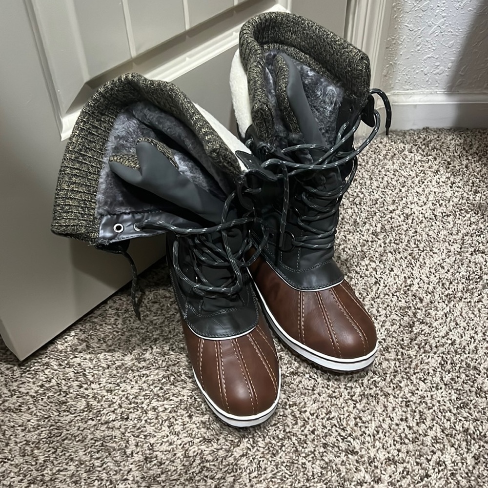 Womens boots size 9